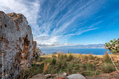 Panorama su Reggio Calabria dalla collina di Pentimente con rudere in primo piano