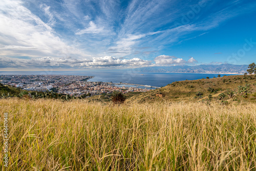 Panorama su Reggio Calabria dalla collina di Pentimente con prato in primo piano