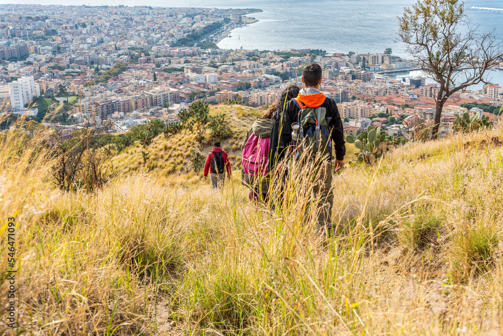 Panorama su Reggio Calabria dalla collina di Pentimente con gruppo di escursionisti sul sentiero
