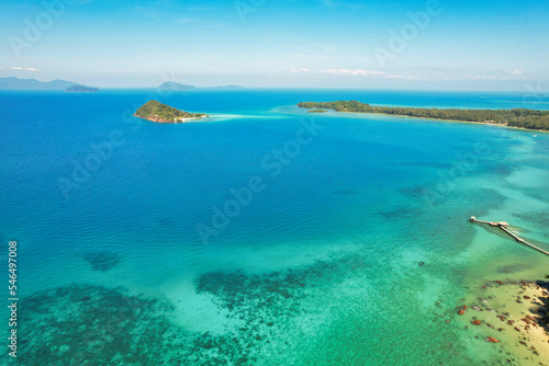 透明度抜群のビーチを上空から眺める タイ・マーク島