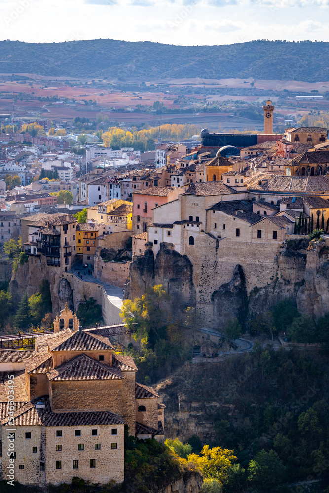 Ciudad de Cuenca, viendo sus casas colgantes y puente de San Pablo, España