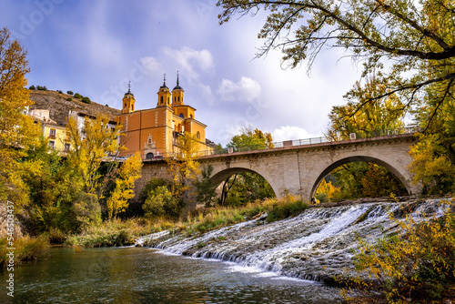 Río Júcar a su paso por la ciudad de Cuenca, España