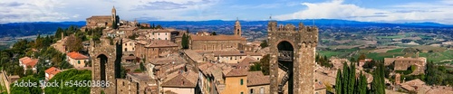 Fotografia Landmarks of Italy - panorama medieval town Montalcino, famous wine region in Tu