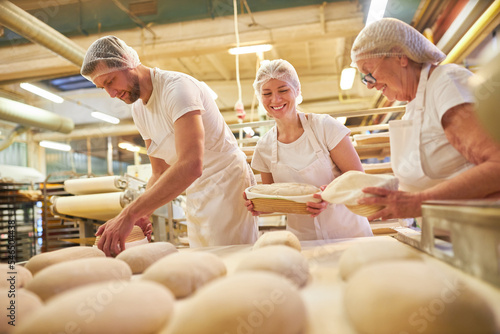 Foto Bäcker Team im Familienbetrieb der Bäckerei beim Brot backen