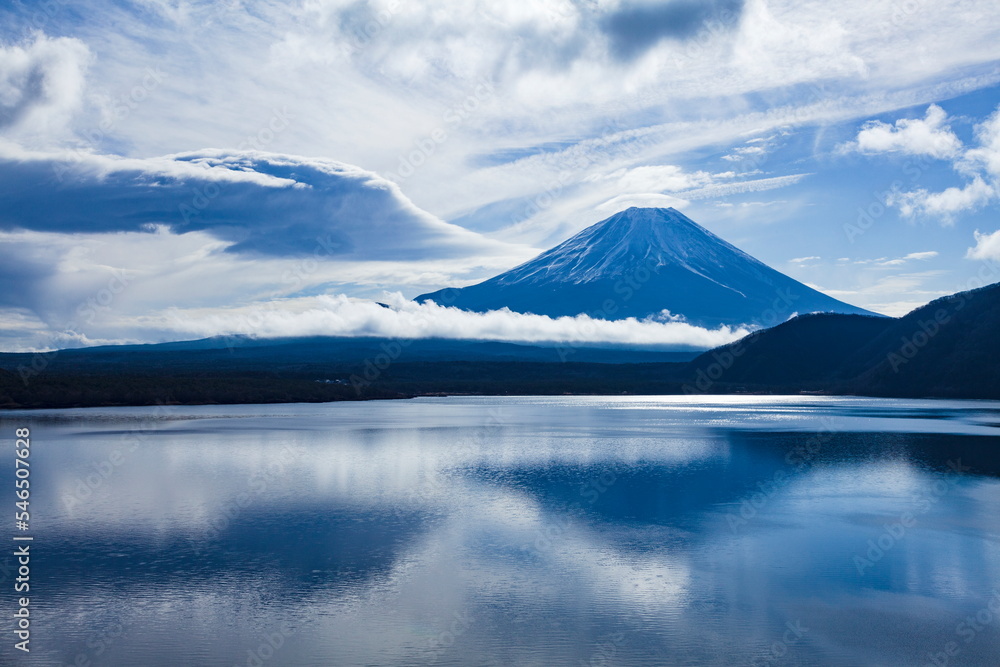 富士山と笠雲　山梨県身延町本栖湖にて