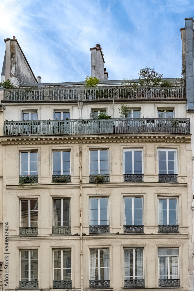 Paris, beautiful buildingsin the Marais, rue Saint-Antoine in the 4th arrondissement
