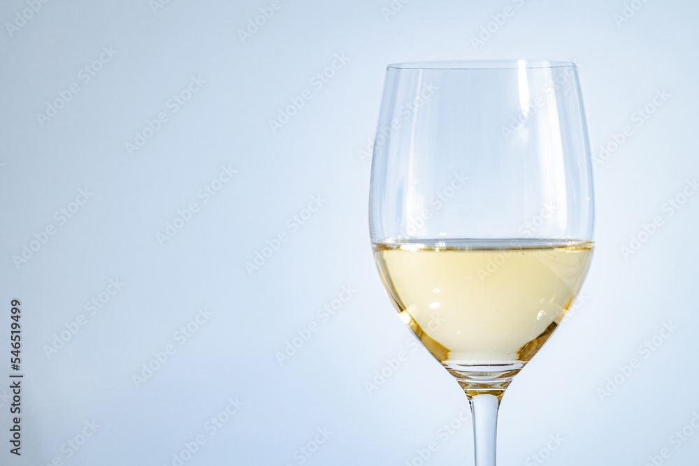 グラスに入れた白ワイン