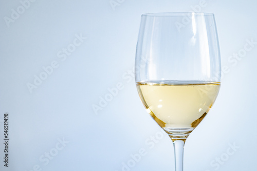 グラスに入れた白ワイン