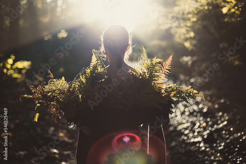 Fotografia Lady holds fern leaves scenic photography
