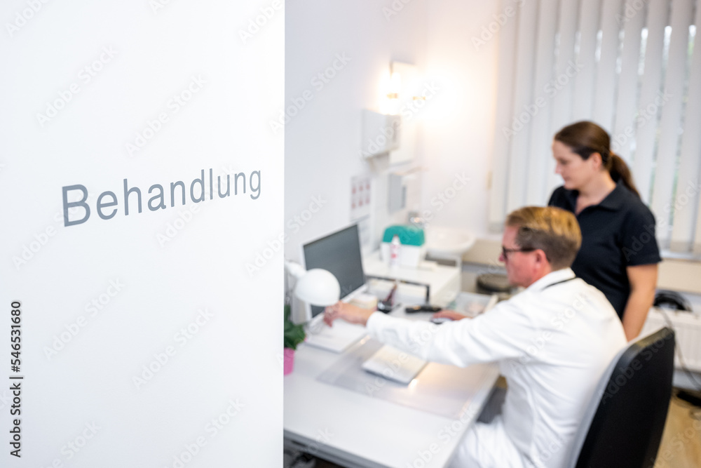 Arzt und Arzthelferin werten ein EKG aus Arzt und Arzthelferin werten ein EKG aus