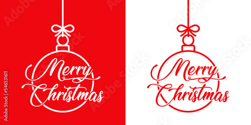 Logo con texto manuscrito Merry Christmas en bola de navidad colgando de una cuerda con líneas en fondo rojo y fondo blanco