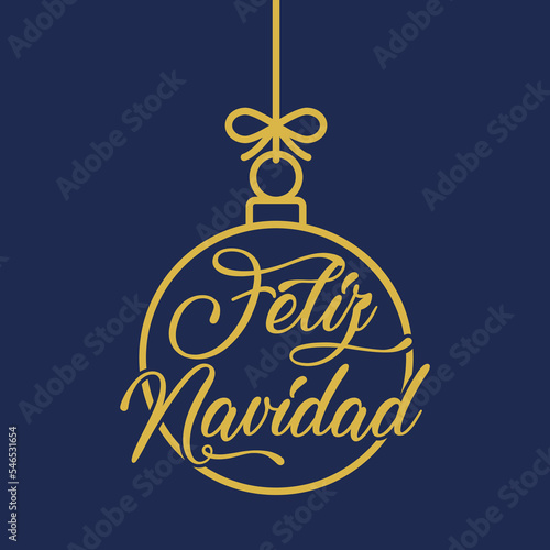 Logo con texto manuscrito Feliz Navidad en español en bola de navidad colgando de una cuerda con líneas en color dorado y fondo azul
