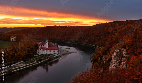 ein wunderschöner herbstlicher Sonnenuntergang am Kloster Weltenburg  © Thomas