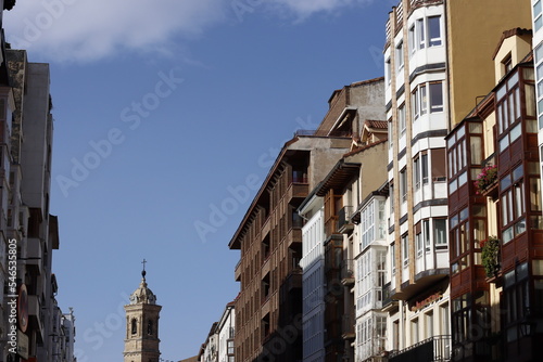 Building in the city of Gasteiz, Spain © Laiotz