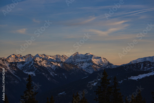 blick vom Roßbrand Radstadt auf Radstädter Tauern Obertauern im Sonnenuntergang unter blau Himmel mit Wolken zur goldenen Stunde