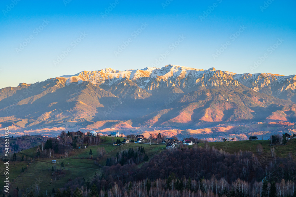 Blick vom Piatra Craiului Gebirge auf das Bucegi Gebirge in den Südkarpaten bei Brasov in Rumänien