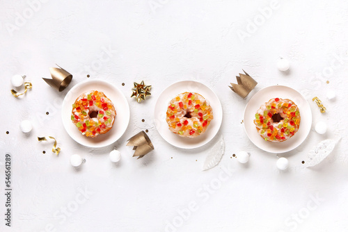 Stampa su tela Roscon de Reyes, Spanish Three Kings Christmas Sweet Cake with winter decoration