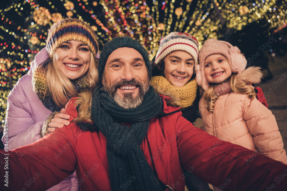 Photo of full idyllic family take selfie spend midnight fair market garland street outdoors Photo of full idyllic family take selfie spend midnight fair market garland street outdoors