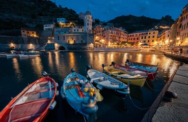 Acrylglasbilder Stadt am Wasser Bunte Segelboote im Hafen von Vernazza  © Daniel Henz/Wirestock Creators