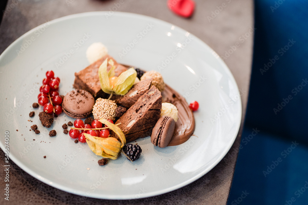 Nachtisch mit Macarons und Torte