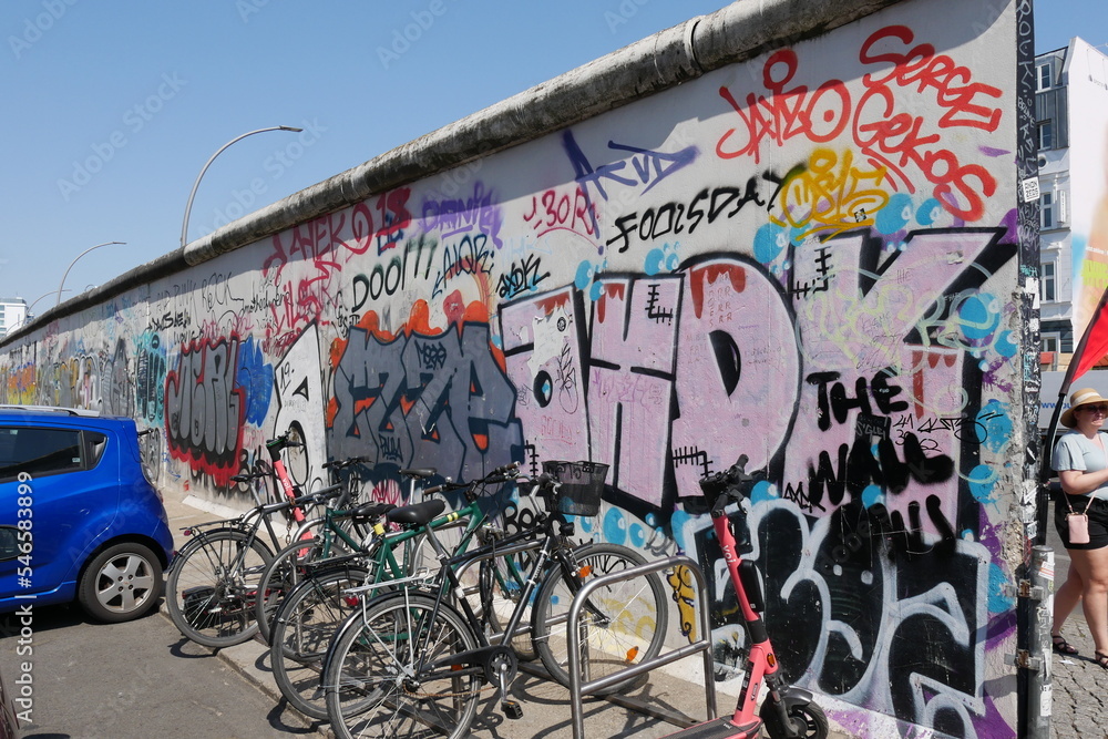 Fahrräder vor East-Side-Gallery in Berlin