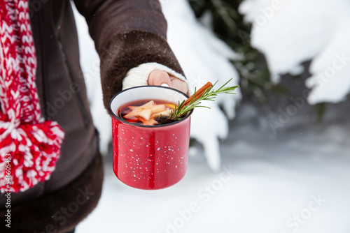Cuadro en lienzo Mulled wine in red cup in female hands