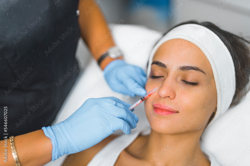 Naklejka premium closeup view of a Latin girl having mesotherapy procedure at the spa, cosmetic procedure concept. High quality photo