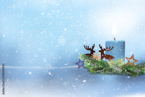 Gemütliche Weihnachtsstimmung mit Kerzenlicht