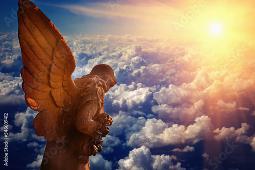 Obraz na płótnie Antique statue of wonderful angel in the rays of the sun