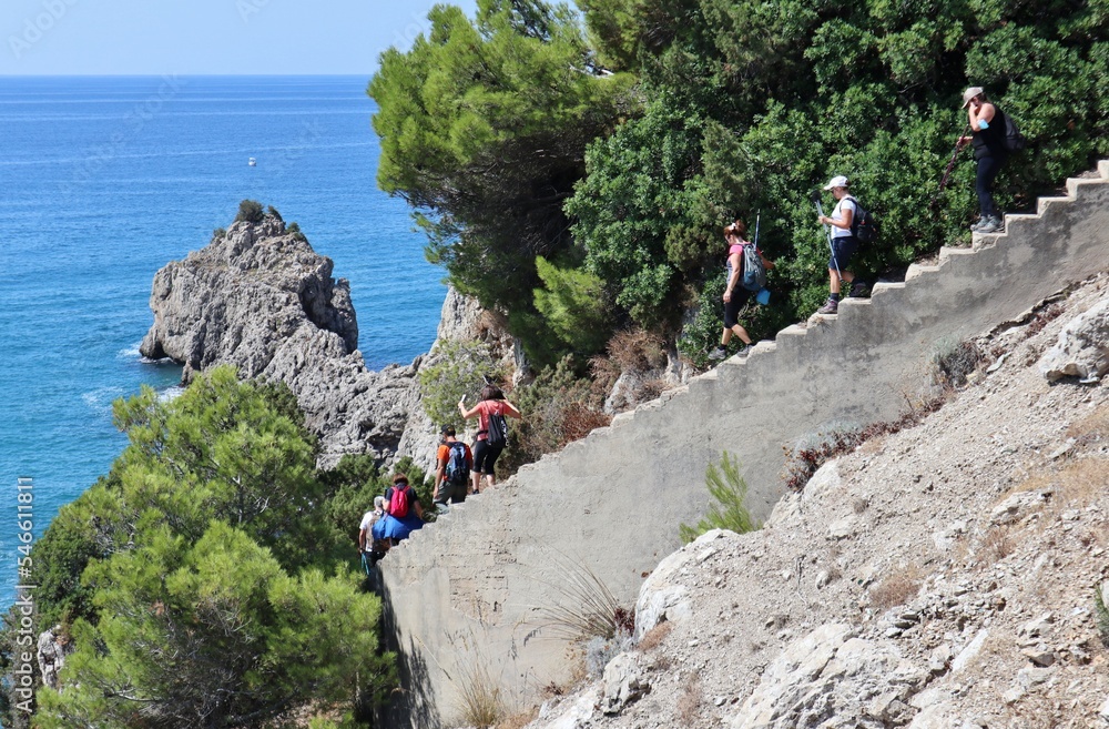 Sperlonga - Escursionisti sulla scalinata del sentiero verso Capovento