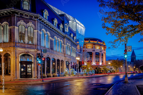 tourists are numerous in the old city of Quebec, near the St-Jean gate it is the district of shows at dawn.