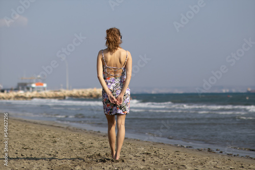 Portret kobiety nad brzegiem morza w Larnace, Cypr