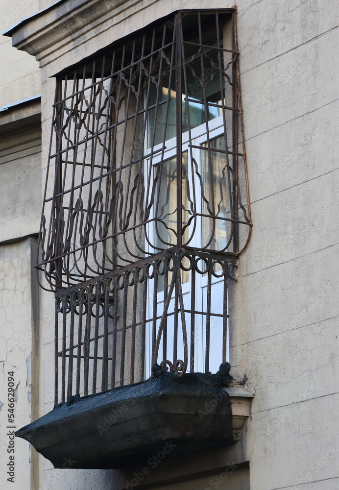 Obraz premium The balcony is fully enclosed with a metal grate