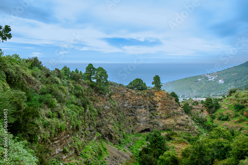 Teneriffa -  La Orotava eine Wanderung von La Caldera - Aguamansa nach Pinolere herrliche Gebirgs- und Felsformationen wie die Los Organos. photo