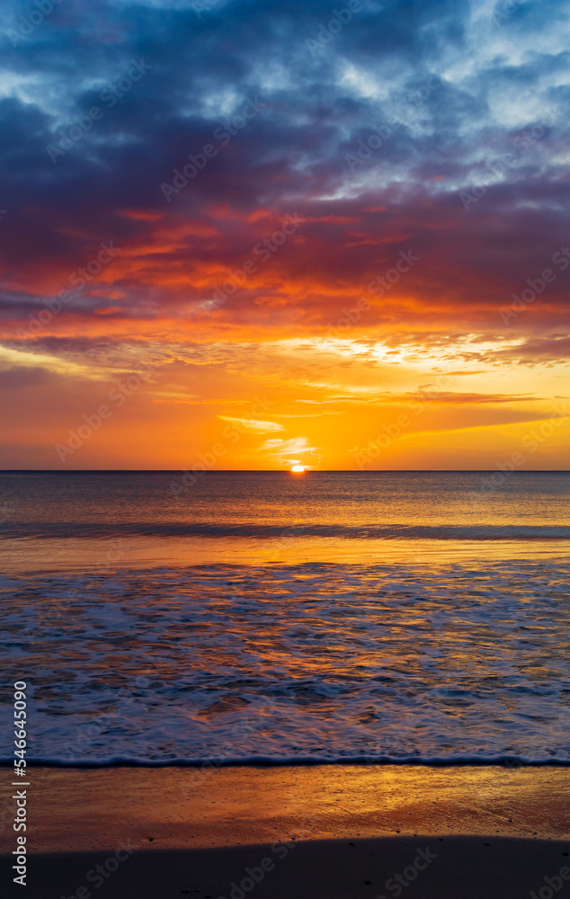 Obraz premium Magic of nature. Creating beautiful colors and patterns. Gorgeous sunrise at Trincomalee, Sri Lanka.