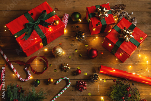 Paquetes de regalo con lazos de Navidad para regalar en las reuniones familiares.