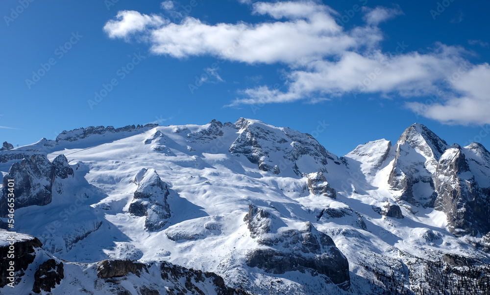 Der Bergkamm der Marmolada in den italienischen Alpen an einem sonnigen Wintertag