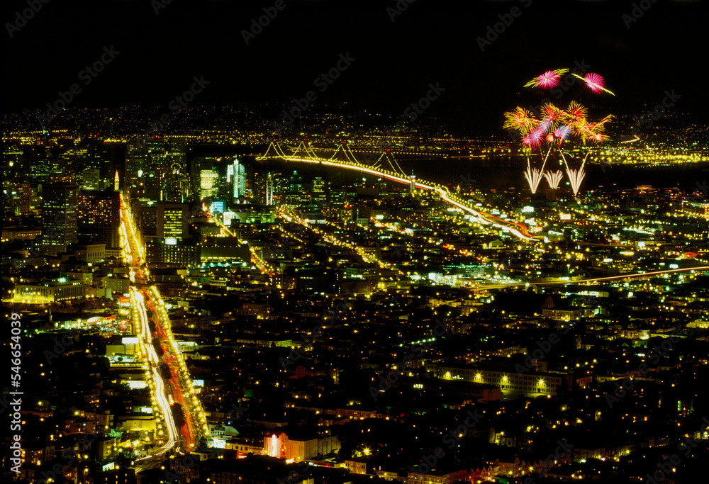 Flyingsaucer shaped fireworks light up the San Francisco skyline