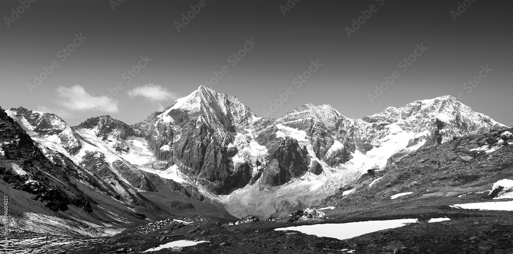 Gipfel von Koenigsspitze, Zebru und Ortler in den Südtiroler Alpen in Italien