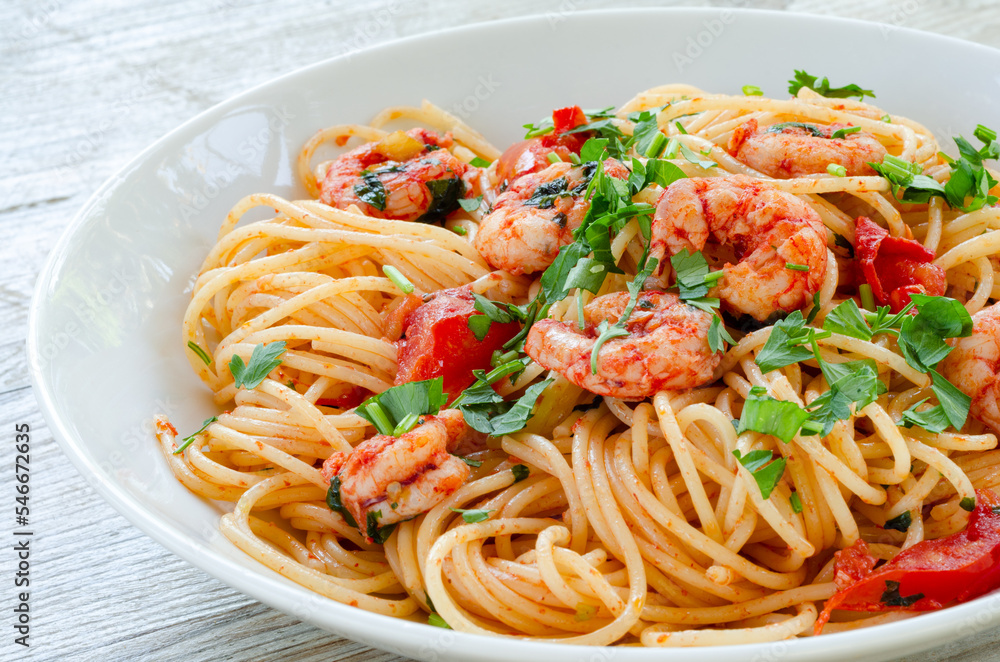 Primo piano di deliziosi spaghetti con gamberi, pomodoro e prezzemolo, pasta italiana Primo piano di deliziosi spaghetti con gamberi, pomodoro e prezzemolo, pasta italiana