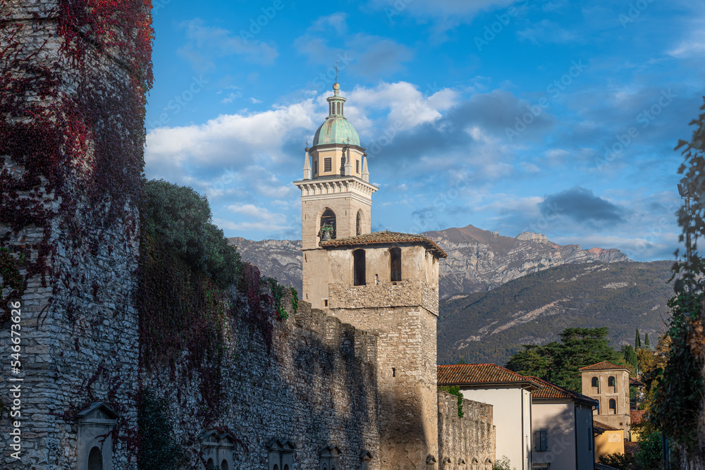 Stadtmauer, Berge und Glockenturm der Kirche San Marco in Rovereto Stadtmauer, Berge und Glockenturm der Kirche San Marco in Rovereto