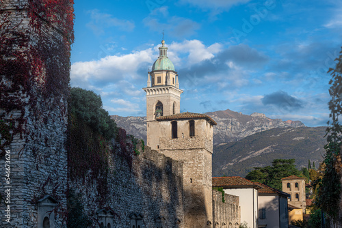 Photos Stadtmauer, Berge und Glockenturm der Kirche San Marco in Rovereto