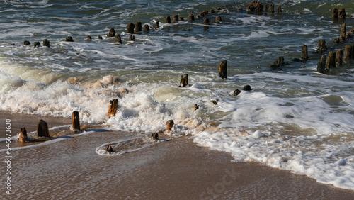 Buhnenreste am Strand von Rantum auf Sylt © thosti57
