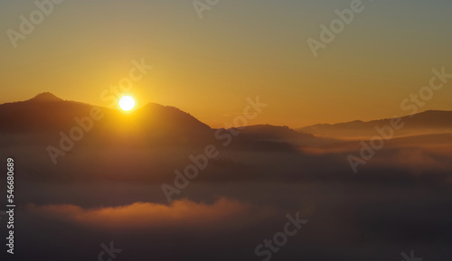 Wschód słońca za górami w Pieninach i morze mgieł.