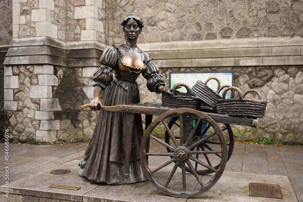 Obraz premium Dublin, Ireland - October 20, 2022: Molly Malone Statue