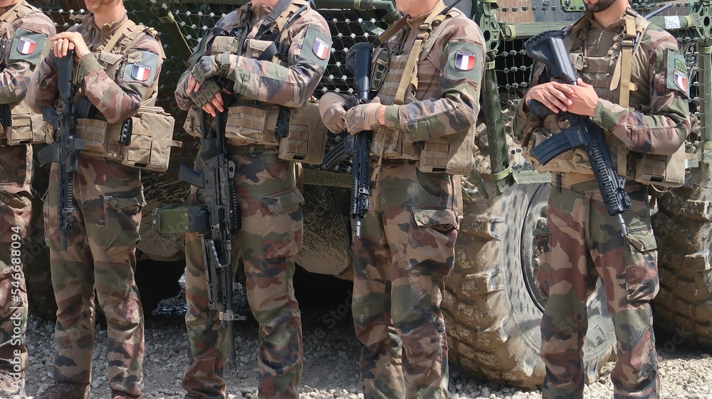 Foto De Groupe De Soldats Fran ais De L arm e De Terre En Treillis 