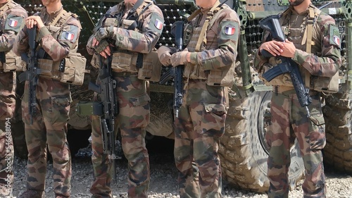 Groupe de soldats français de l’armée de terre, en treillis militaire et armés de fusils d’assaut (France)