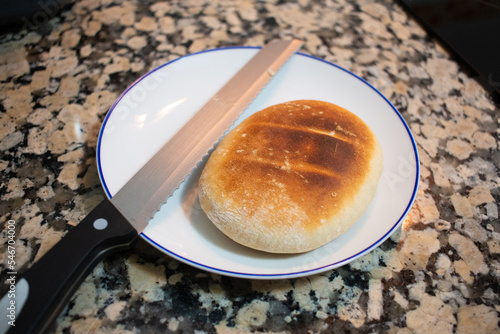 Pan tostado recién tostado sobre un plato