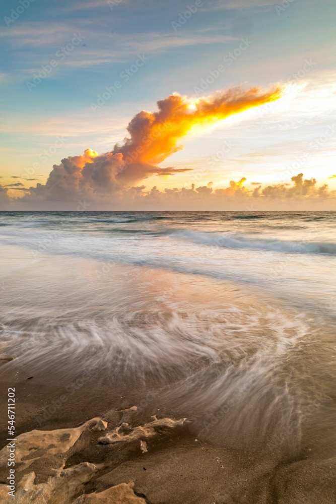 Obraz premium Scenic vertical view of the beautiful Jensen beach in Florida during a mesmerizing sunrise