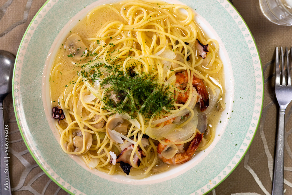 spaghetti with seafood